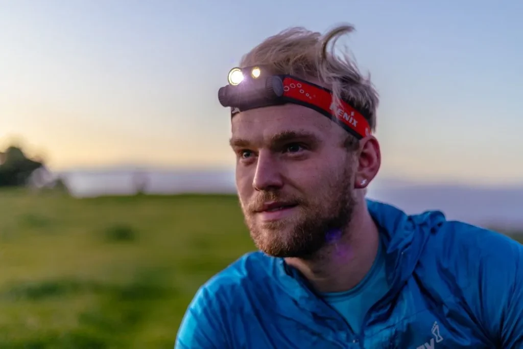 Фонарь налобный – надійне світло для подорожей, роботи та спорту